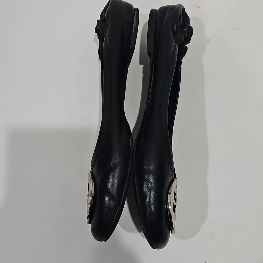 Tory Burch black leather Reva flat Size 8 Silver Logo